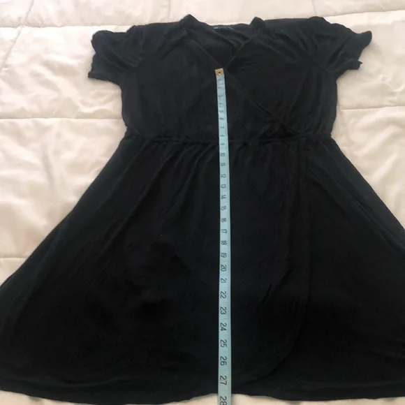Gap sleeved classic black dress with a side slit V neck down to knee - Picture 4 of 10